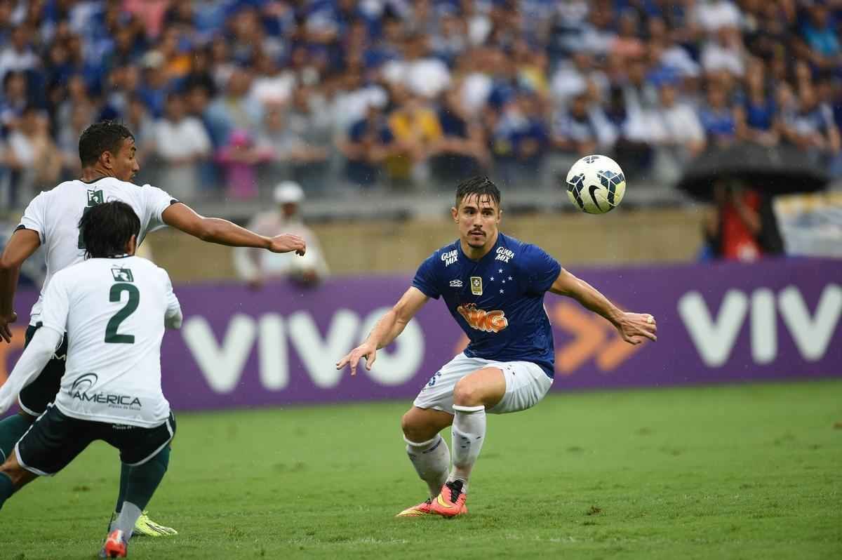 Imagens da partida entre Cruzeiro e Gois no Mineiro