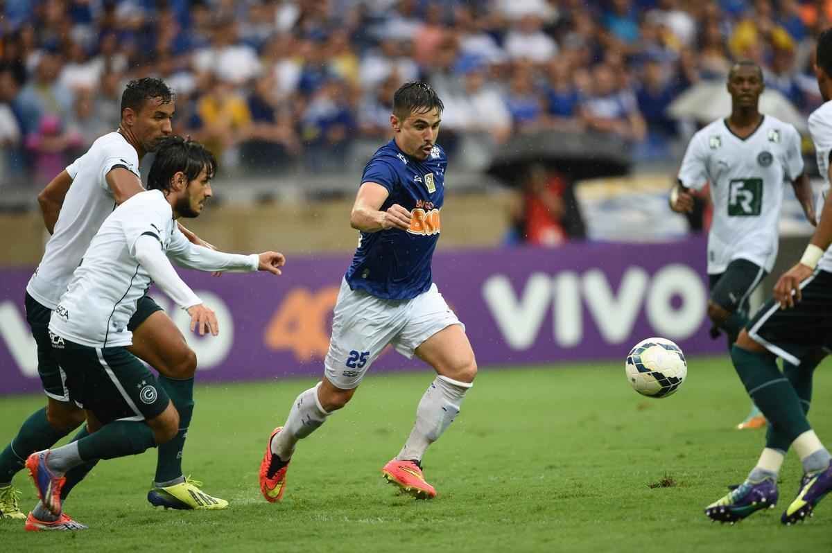 Imagens da partida entre Cruzeiro e Gois no Mineiro