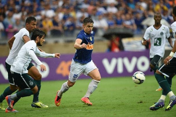 Imagens da partida entre Cruzeiro e Gois no Mineiro