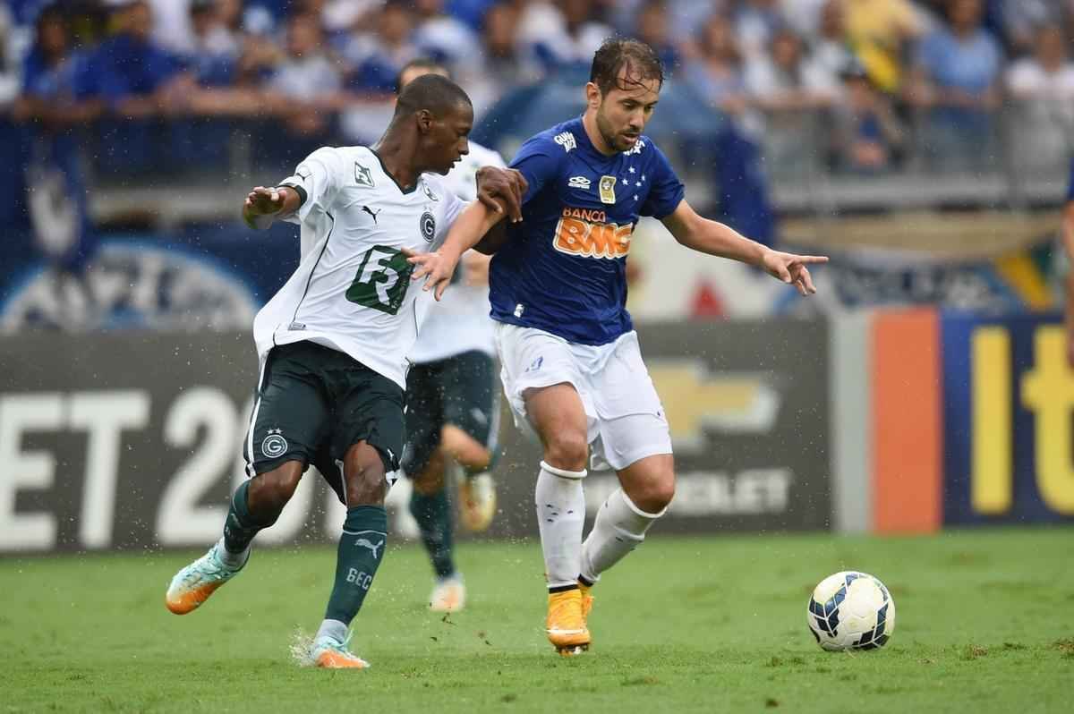 Imagens da partida entre Cruzeiro e Gois no Mineiro