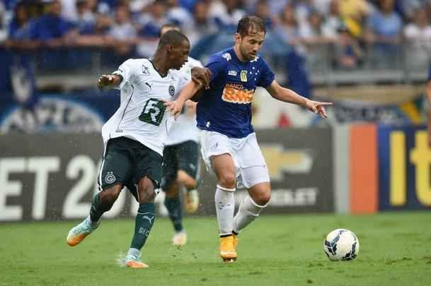 Imagens da partida entre Cruzeiro e Gois no Mineiro