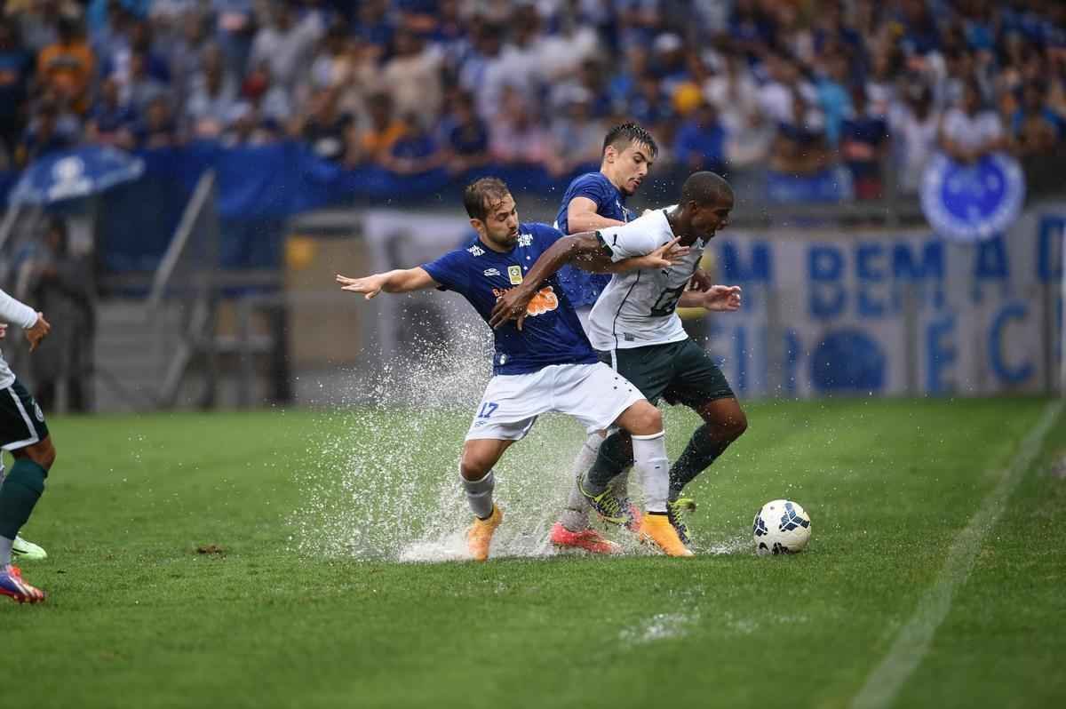 Imagens da partida entre Cruzeiro e Gois no Mineiro