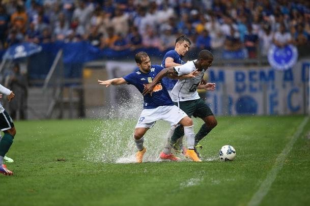 Imagens da partida entre Cruzeiro e Gois no Mineiro