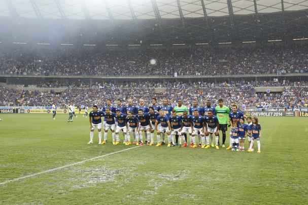 Imagens da partida entre Cruzeiro e Gois no Mineiro
