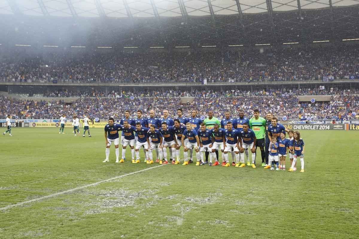 Imagens da partida entre Cruzeiro e Gois no Mineiro