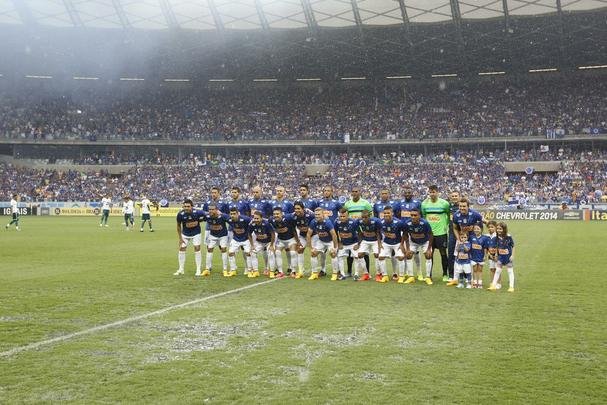 Imagens da partida entre Cruzeiro e Gois no Mineiro