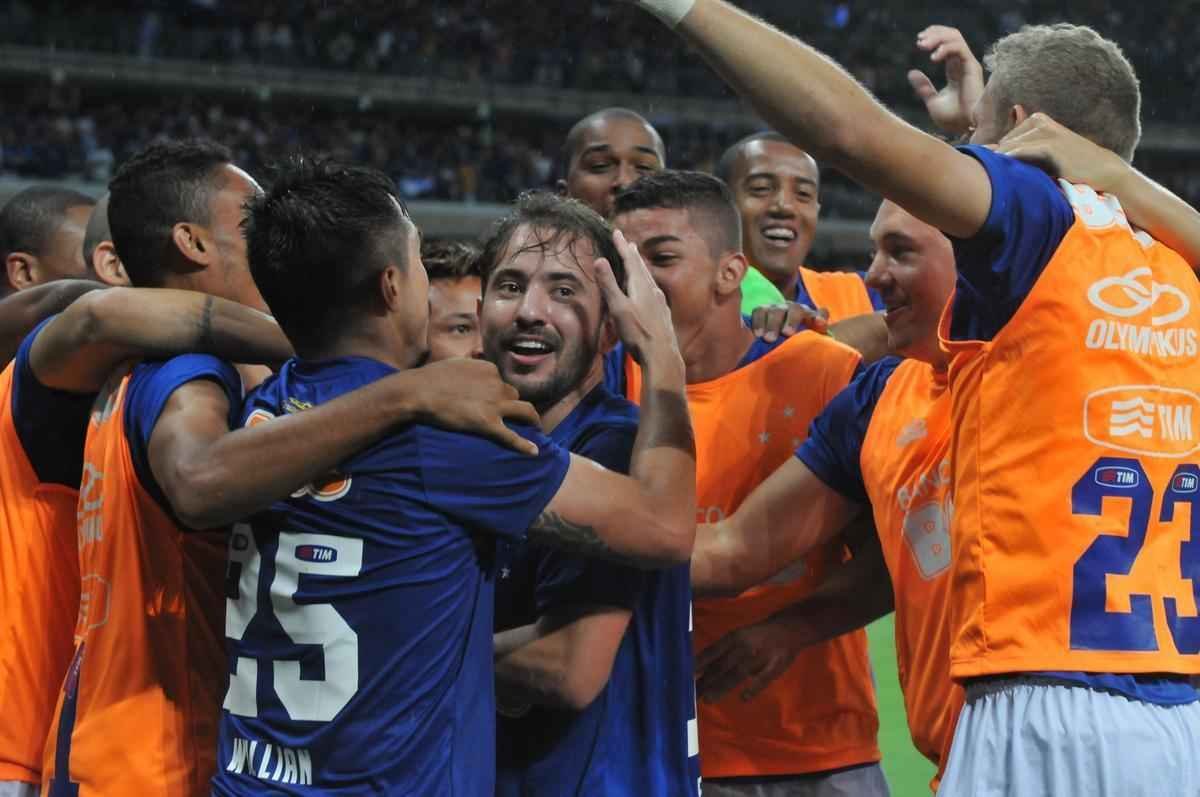 Imagens da partida entre Cruzeiro e Gois no Mineiro