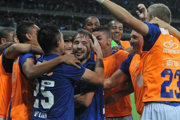 Imagens da partida entre Cruzeiro e Gois no Mineiro