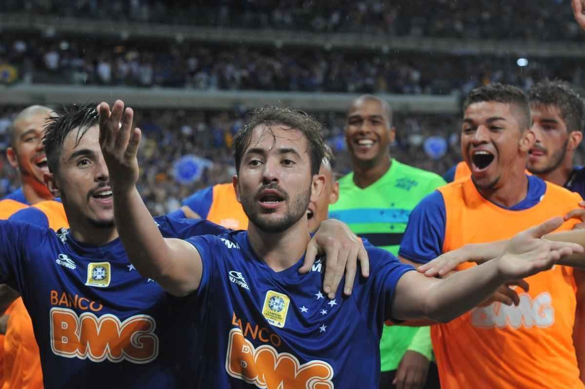 Imagens da partida entre Cruzeiro e Gois no Mineiro