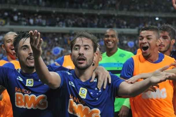 Imagens da partida entre Cruzeiro e Gois no Mineiro
