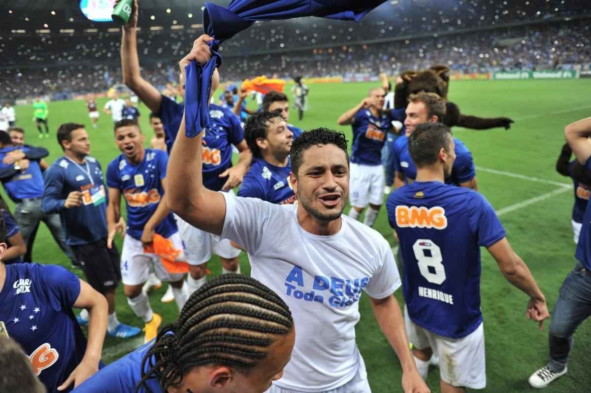 Imagens da comemorao do tetracampeonato cruzeirense no Mineiro