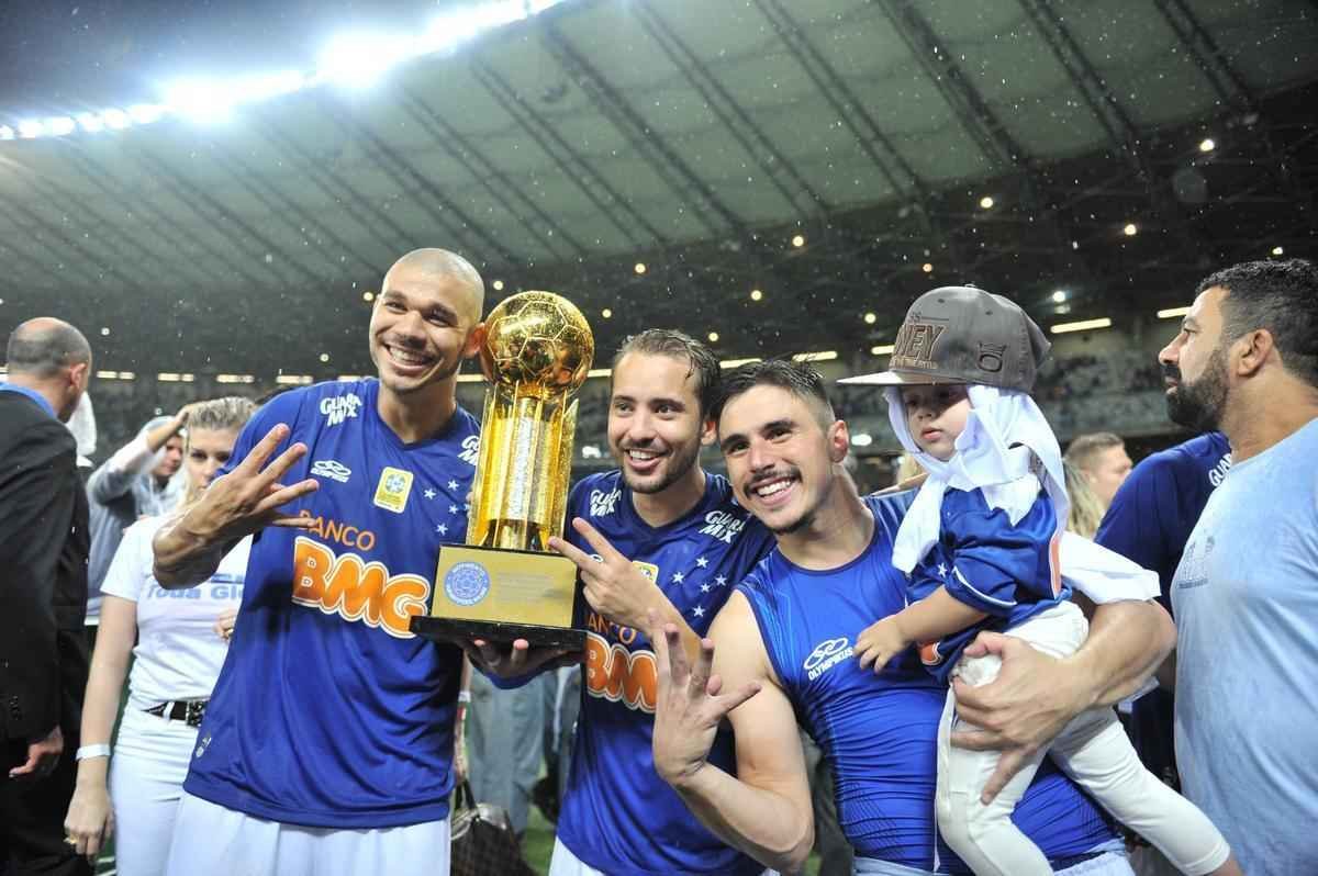 Imagens da comemorao do tetracampeonato cruzeirense no Mineiro