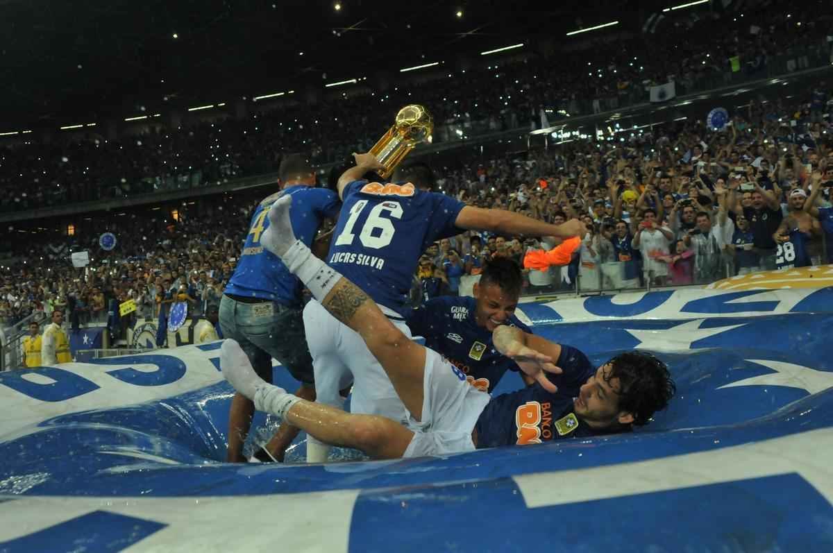 Imagens da comemorao do tetracampeonato cruzeirense no Mineiro