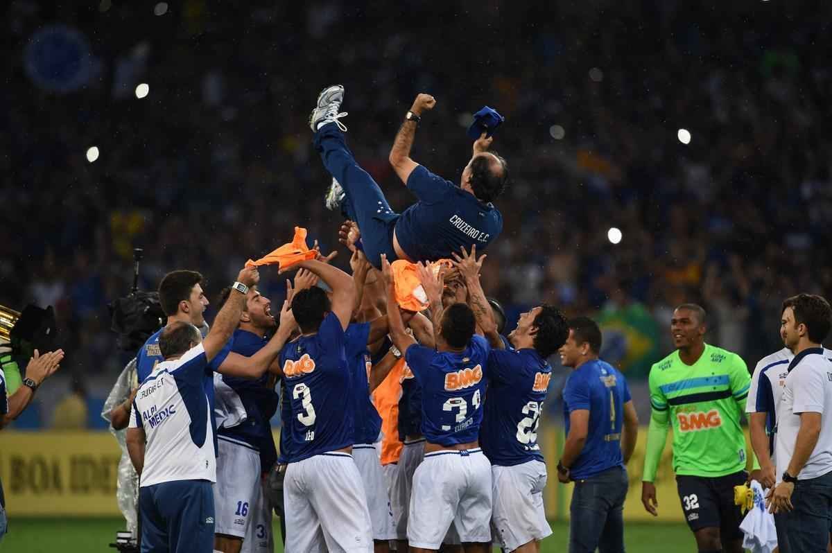 Imagens da comemorao do tetracampeonato cruzeirense no Mineiro