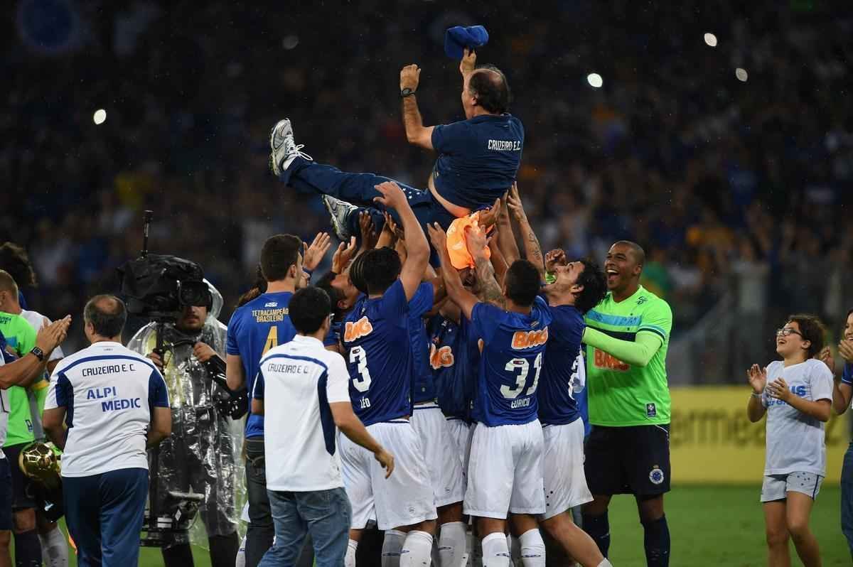 Imagens da comemorao do tetracampeonato cruzeirense no Mineiro