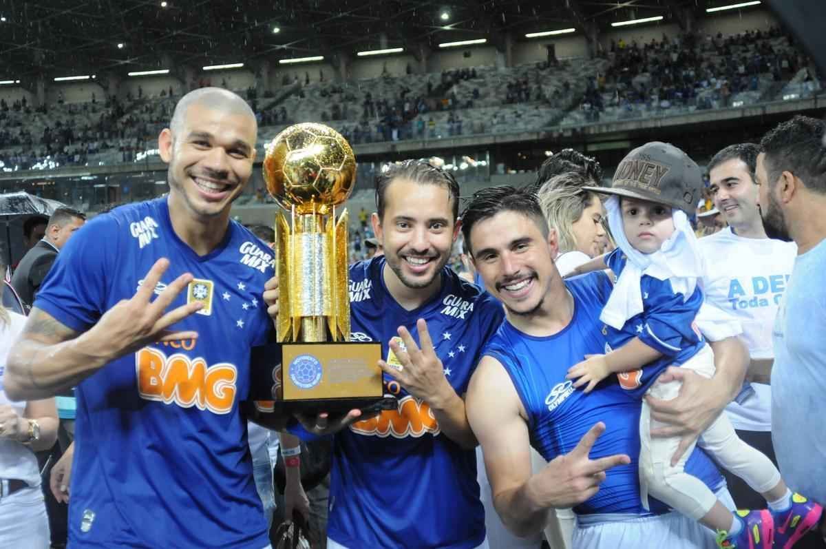 Imagens da comemorao do tetracampeonato cruzeirense no Mineiro