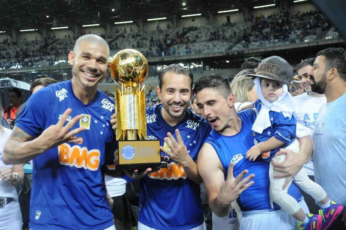 Imagens da comemorao do tetracampeonato cruzeirense no Mineiro