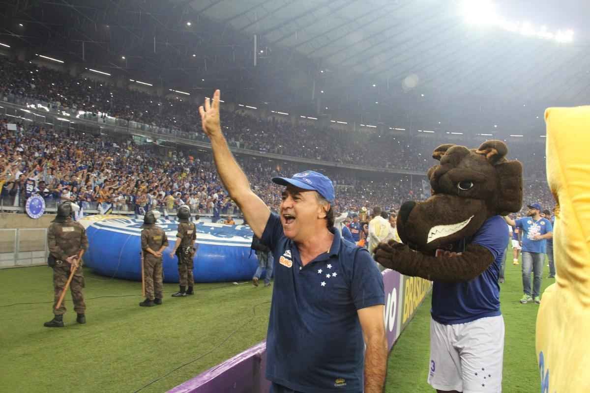 Imagens da comemorao do tetracampeonato cruzeirense no Mineiro