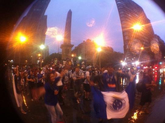 Em festa, os torcedores do Cruzeiro tomaram a Praça Sete, no Centro de Belo Horizonte, antes do jogo terminar. Eles chegaram aos poucos e depois fecharam a as avenidas Afonso Pena com Amazonas. Na Savassi, a festa também é grande nos bares e restaurantes.