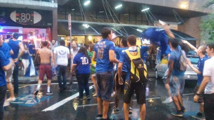 Em festa, os torcedores do Cruzeiro tomaram a Praça Sete, no Centro de Belo Horizonte, antes do jogo terminar. Eles chegaram aos poucos e depois fecharam a as avenidas Afonso Pena com Amazonas. Na Savassi, a festa também é grande nos bares e restaurantes.