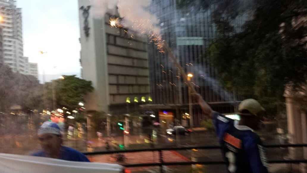 
Em festa, os torcedores do Cruzeiro tomaram a Praa Sete, no Centro de Belo Horizonte, antes do jogo terminar. Eles chegaram aos poucos e depois fecharam a as avenidas Afonso Pena com Amazonas. Na Savassi, a festa tambm  grande nos bares e restaurantes.
