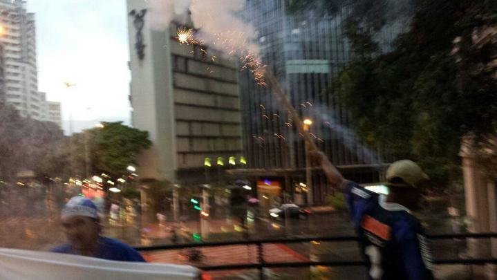 Em festa, os torcedores do Cruzeiro tomaram a Praça Sete, no Centro de Belo Horizonte, antes do jogo terminar. Eles chegaram aos poucos e depois fecharam a as avenidas Afonso Pena com Amazonas. Na Savassi, a festa também é grande nos bares e restaurantes.