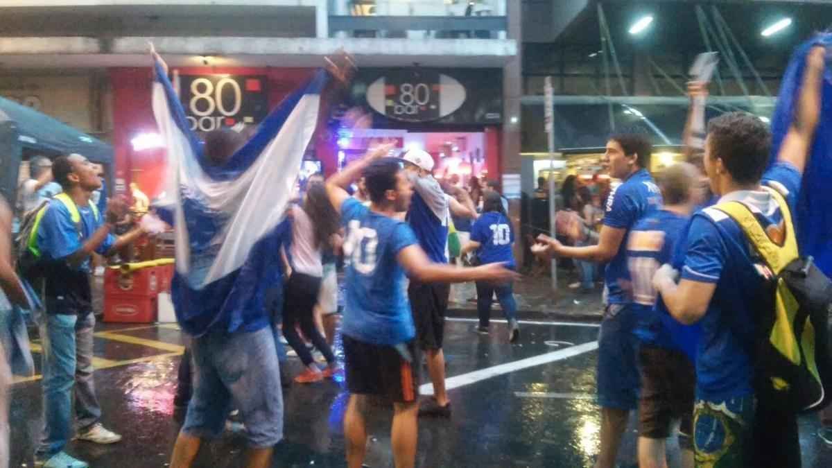 
Em festa, os torcedores do Cruzeiro tomaram a Praa Sete, no Centro de Belo Horizonte, antes do jogo terminar. Eles chegaram aos poucos e depois fecharam a as avenidas Afonso Pena com Amazonas. Na Savassi, a festa tambm  grande nos bares e restaurantes.
