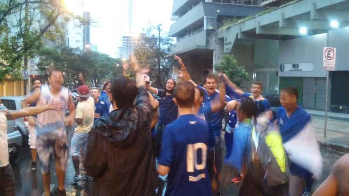 
Em festa, os torcedores do Cruzeiro tomaram a Praa Sete, no Centro de Belo Horizonte, antes do jogo terminar. Eles chegaram aos poucos e depois fecharam a as avenidas Afonso Pena com Amazonas. Na Savassi, a festa tambm  grande nos bares e restaurantes.
