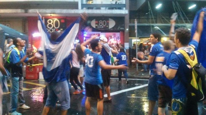 Em festa, os torcedores do Cruzeiro tomaram a Praça Sete, no Centro de Belo Horizonte, antes do jogo terminar. Eles chegaram aos poucos e depois fecharam a as avenidas Afonso Pena com Amazonas. Na Savassi, a festa também é grande nos bares e restaurantes.