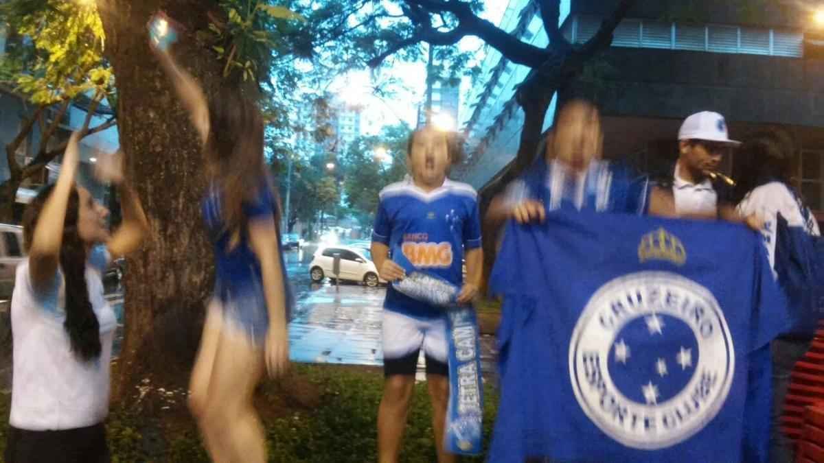 
Em festa, os torcedores do Cruzeiro tomaram a Praa Sete, no Centro de Belo Horizonte, antes do jogo terminar. Eles chegaram aos poucos e depois fecharam a as avenidas Afonso Pena com Amazonas. Na Savassi, a festa tambm  grande nos bares e restaurantes.
