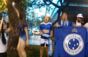 
Em festa, os torcedores do Cruzeiro tomaram a Praa Sete, no Centro de Belo Horizonte, antes do jogo terminar. Eles chegaram aos poucos e depois fecharam a as avenidas Afonso Pena com Amazonas. Na Savassi, a festa tambm  grande nos bares e restaurantes.
