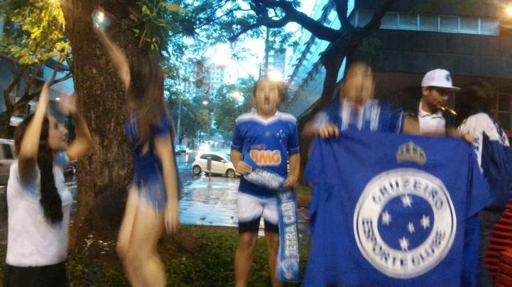Em festa, os torcedores do Cruzeiro tomaram a Praça Sete, no Centro de Belo Horizonte, antes do jogo terminar. Eles chegaram aos poucos e depois fecharam a as avenidas Afonso Pena com Amazonas. Na Savassi, a festa também é grande nos bares e restaurantes.
