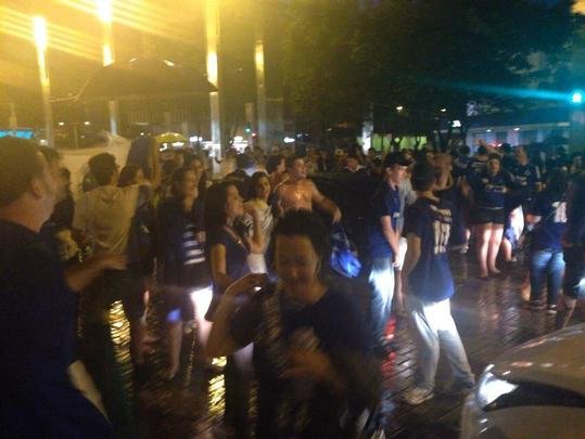 Cruzeirenses fecham a Avenida Getúlio Vargas, na Savassi, em comemoração ao tetracampeonato. Ambulantes aproveitam a oportunidade para vender cerveja