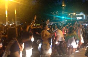 Cruzeirenses fecham a Avenida Getlio Vargas, na Savassi, em comemorao ao tetracampeonato. Ambulantes aproveitam a oportunidade para vender cerveja