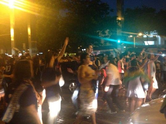 Cruzeirenses fecham a Avenida Getúlio Vargas, na Savassi, em comemoração ao tetracampeonato. Ambulantes aproveitam a oportunidade para vender cerveja