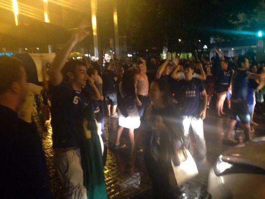 Cruzeirenses fecham a Avenida Getúlio Vargas, na Savassi, em comemoração ao tetracampeonato. Ambulantes aproveitam a oportunidade para vender cerveja