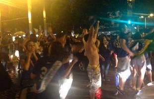 Cruzeirenses fecham a Avenida Getlio Vargas, na Savassi, em comemorao ao tetracampeonato. Ambulantes aproveitam a oportunidade para vender cerveja