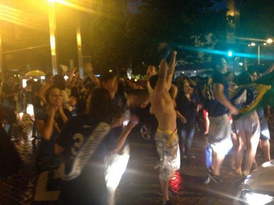 Cruzeirenses fecham a Avenida Getúlio Vargas, na Savassi, em comemoração ao tetracampeonato. Ambulantes aproveitam a oportunidade para vender cerveja