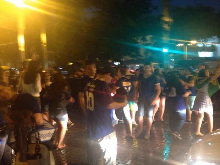 Cruzeirenses fecham a Avenida Getlio Vargas, na Savassi, em comemorao ao tetracampeonato. Ambulantes aproveitam a oportunidade para vender cerveja