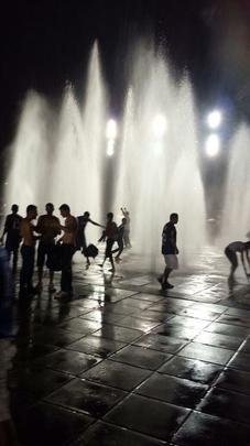 Além da Praça Sete e Savassi, torcedores também comemoraram o título na Praça da Estação. Cerca de 150 cruzeirenses cantam e festejam com bandeiras nas fontes