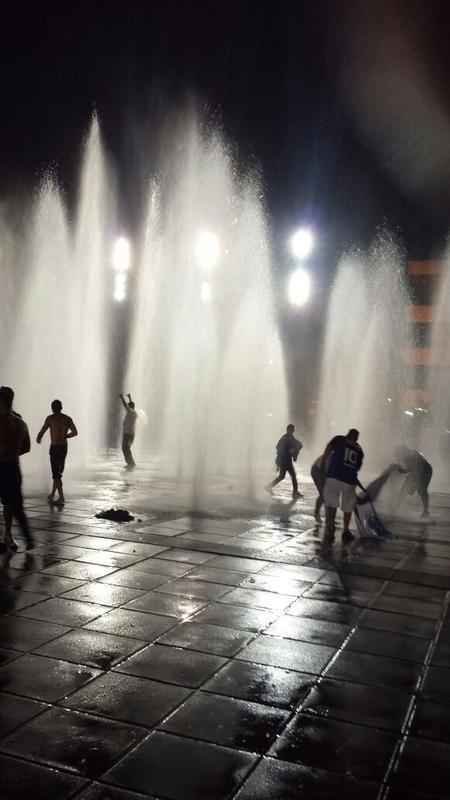 
Alm da Praa Sete e Savassi, torcedores tambm comemoraram o ttulo na Praa da Estao. Cerca de 150 cruzeirenses cantam e festejam com bandeiras nas fontes
