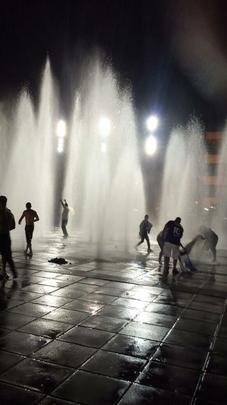 Além da Praça Sete e Savassi, torcedores também comemoraram o título na Praça da Estação. Cerca de 150 cruzeirenses cantam e festejam com bandeiras nas fontes