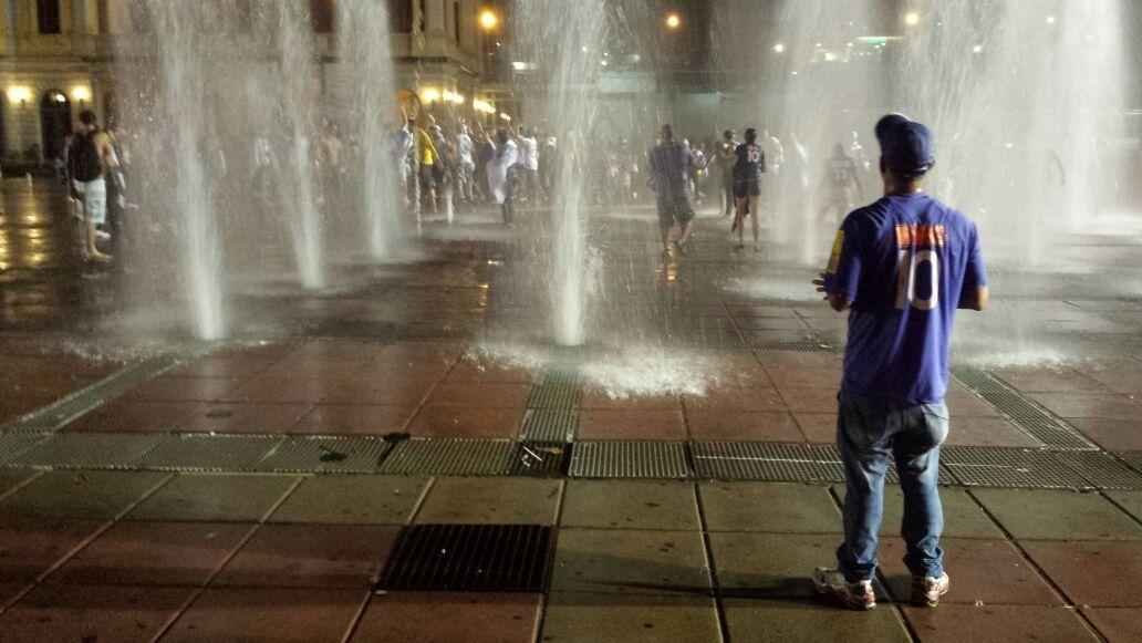 
Alm da Praa Sete e Savassi, torcedores tambm comemoraram o ttulo na Praa da Estao. Cerca de 150 cruzeirenses cantam e festejam com bandeiras nas fontes
