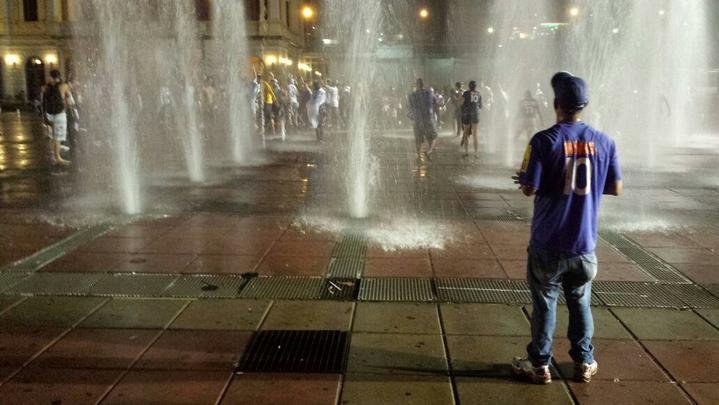 Além da Praça Sete e Savassi, torcedores também comemoraram o título na Praça da Estação. Cerca de 150 cruzeirenses cantam e festejam com bandeiras nas fontes