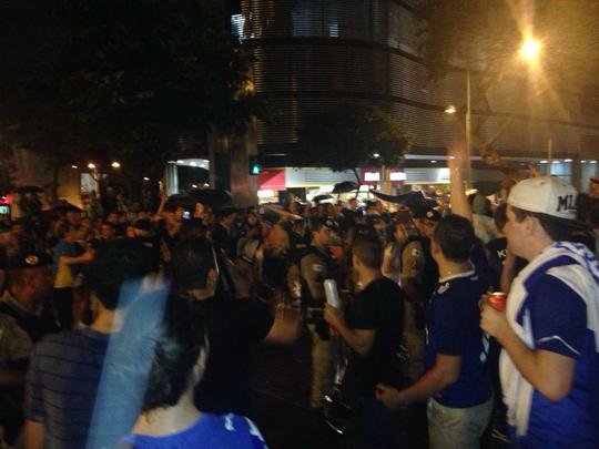 Torcedores ocupam a Avenida Getúlio Vargas, na Savassi, e PM monta esquema para organizar o trânsito. Cerca de 30 policiais estão na região para monitorar a festa dos cruzeirenses