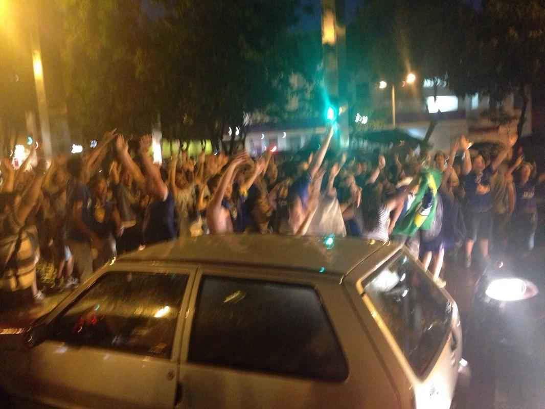 Torcedores ocupam a Avenida Getlio Vargas, na Savassi, e PM monta esquema para organizar o trnsito. Cerca de 30 policiais esto na regio para monitorar a festa dos cruzeirenses