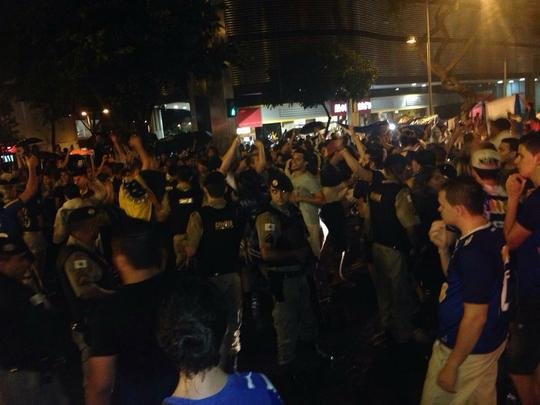 Torcedores ocupam a Avenida Getúlio Vargas, na Savassi, e PM monta esquema para organizar o trânsito. Cerca de 30 policiais estão na região para monitorar a festa dos cruzeirenses