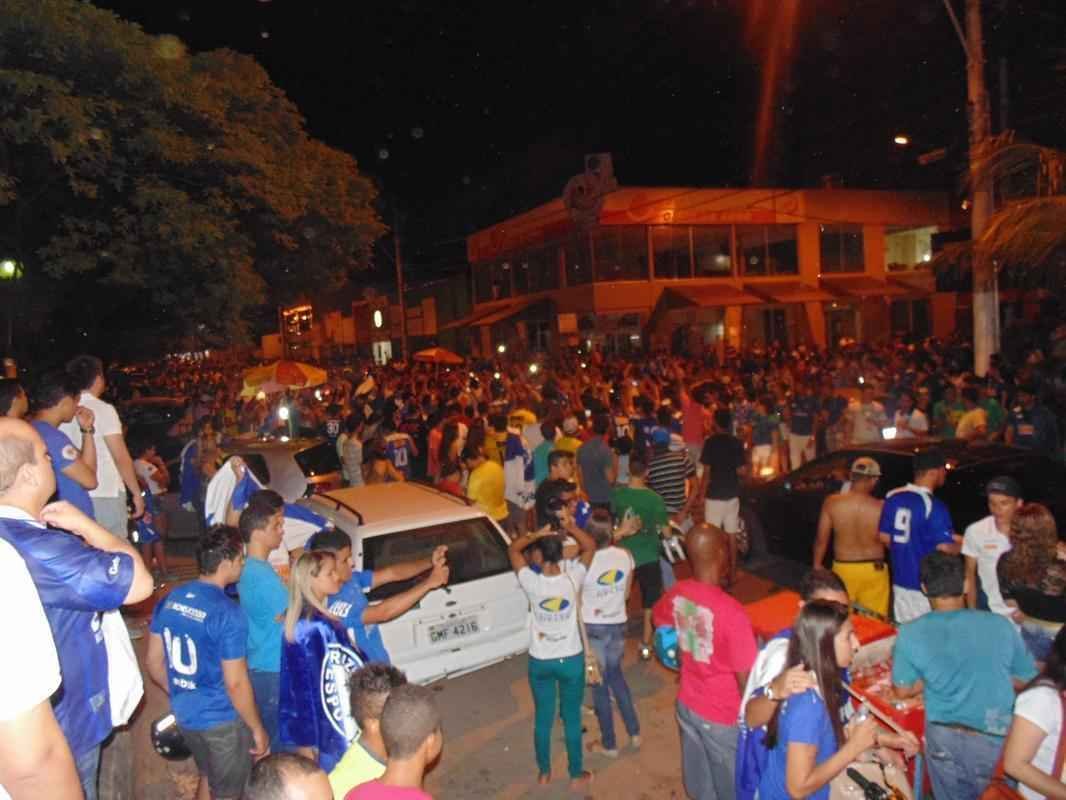 Festa da torcida cruzeirense no interior de Minas.  Na noite de domingo, uma multido de mais de 10 mil pessoas invadiu Avenida Sanitria em Montes Claros para festejar o tetracampeonato do Cruzeiro 