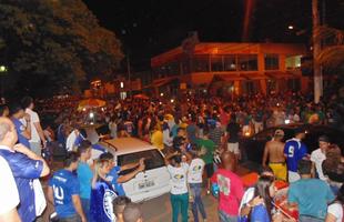 Festa da torcida cruzeirense no interior de Minas.  Na noite de domingo, uma multido de mais de 10 mil pessoas invadiu Avenida Sanitria em Montes Claros para festejar o tetracampeonato do Cruzeiro 