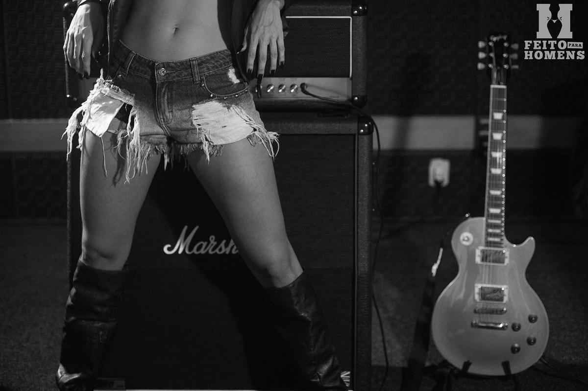 Fotos do ensaio de Camila Oliveira para site Feito para Homens - Octagon girl do UFC fez ensaio temtico sobre Rock'n Roll